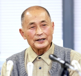 「追悼の集い」に遺族代表として臨む思いを語る上野政志さん＝１１日午後、神戸市役所