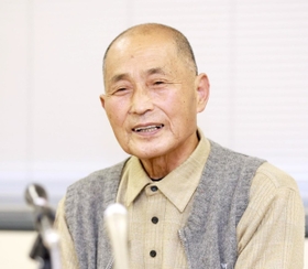 「追悼の集い」に遺族代表として臨む思いを語る上野政志さん＝１１日午後、神戸市役所