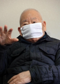 有本恵子さんが６３歳となる誕生日に、拉致被害者家族として歩んだ４０年を振り返る父明弘さん＝１２日午後、神戸市長田区
