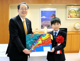 斉藤鉄夫国土交通相（左）と共に、受賞した防災マップを手にする前野晃汰君＝東京都千代田区