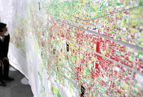 阪神・淡路大震災の被害を色分けした神戸・阪神間の地図。さまざまな手法で、記憶を後世に伝える＝神戸市中央区脇浜海岸通１、人と防災未来センター