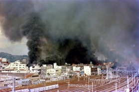 阪神・淡路大震災の火事で、黒煙を上げる千歳地区周辺＝１９９５年１月１７日、ＪＲ鷹取駅付近から