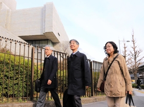 請願書を提出するため、最高裁に入る「司法情報公開研究会」の共同代表ら＝１３日午後、東京都千代田区