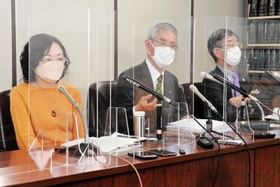 請願について会見で説明する（左から）江川紹子さん、塚原英治さん、福島至さん＝１３日午後、東京都千代田区
