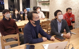 災害時に互いにどんな支援ができるか話し合った神戸市職員の秋田大介さん（前列左から２人目）らアスミーのメンバー＝神戸市中央区琴ノ緒町４