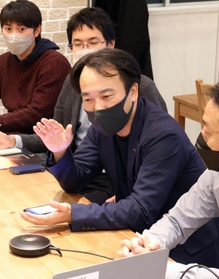 災害時に互いにどんな支援ができるか話し合った神戸市職員の秋田大介さん（右から２人目）らアスミーのメンバー＝神戸市中央区琴ノ緒町４