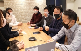 災害時に互いにどんな支援ができるか話し合った神戸市職員の秋田大介さん（右から２人目）らアスミーのメンバー＝神戸市中央区琴ノ緒町４