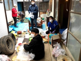 宮城県丸森町職員の八島大祐さんの浸水した自宅を各地の自治体職員らが訪れ、復旧作業に当たった＝２０１９年１２月（秋田大介さん提供）