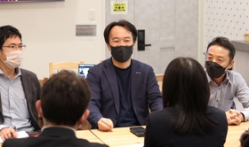 災害時に互いにどんな支援ができるか話し合った神戸市職員の秋田大介さん（中央）らアスミーのメンバー＝神戸市中央区琴ノ緒町４