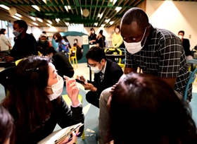 兵庫県内の外国人向けの避難所訓練。やさしい日本語で意思疎通を図った＝２０２２年１１月、神戸市長田区腕塚町５