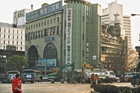 阪神・淡路大震災の激震で損壊した神戸阪急ビル東館＝１９９５年１月１９日、神戸市中央区