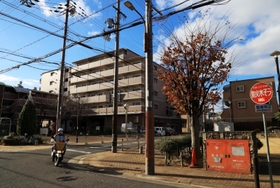 鷹取商店街の看板があった場所。商店は数を減らしたが、道路を挟んで、若松鷹取公園（右）が整備されて震災の記憶を継承している＝２０２２年１２月２７日、神戸市長田区若松町