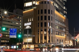 震災時のビルのデザインを受け継いだ神戸三宮阪急ビル＝２０２３年１月６日、神戸市中央区