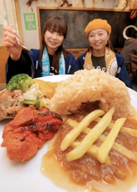 【掘って味わえ日本初の近代河川トンネル】ご飯の山にトンネルを掘る「湊川隧道カレー」。写真用に盛り付けてもらったが、トンネル開通は簡単ではない＝神戸市兵庫区東山町４