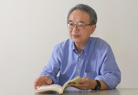 中井久夫さんを「ものすごく優しい人」と話す兵庫教育大大学院教授の岩井圭司さん＝神戸市中央区東川崎町１