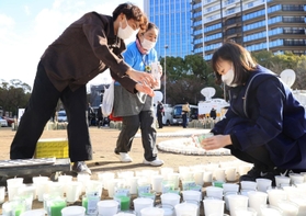 灯籠で「むすぶ」の文字を形作り、準備作業をする人たち＝１６日午後、神戸市中央区加納町６