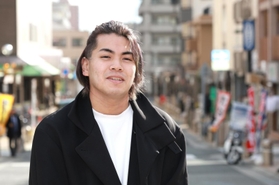 加賀亮さん。震災で亡くなった姉と同じ町に生まれ、育ってきた＝神戸市東灘区森南町１