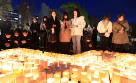 阪神・淡路大震災の犠牲者に祈りを捧げる人たち＝１６日午後５時４６分、神戸市中央区加納町６、東遊園地
