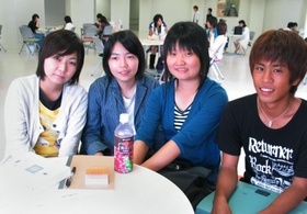 防災を学んでいた学生時代の前田さん（右から２人目）