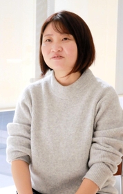 「高校、大学時代につながった縁が今も生きている」とほほ笑む前田緑さん＝神戸市中央区港島１、神戸学院大