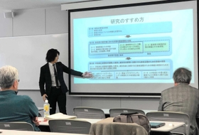 大学院時代、研究内容を発表する桝田さん（提供）