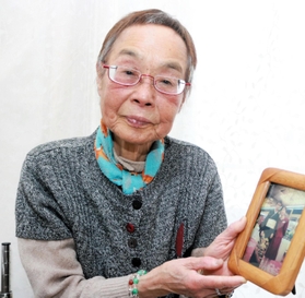 「ちらし寿司や粕汁を作ってくれたよね」といとおしそうに母・敦子さんの写真を見つめる中本利子さん＝神戸市垂水区高丸６