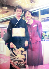 阪神・淡路大震災で亡くなった大城代敦子さん（左）（中本さん提供）
