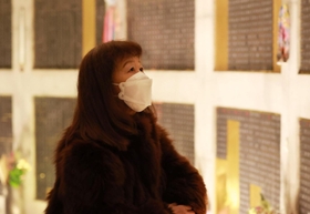亡くした母を思い、瞑想空間を訪れた寺内和子さん＝１７日午前５時２７分、神戸市中央区加納町６、東遊園地