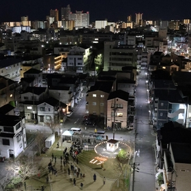 復興した街に浮かぶ１・１７の文字。住民らが犠牲者を追悼した＝１７日午前６時１５分、神戸市長田区御蔵通５、御蔵北公園