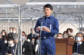 「ひょうご安全の日のつどい」で主催者代表あいさつをする斎藤元彦知事＝１７日午後０時２分、神戸市中央区脇浜海岸通１（撮影・秋山亮太）