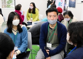 阪神・淡路大震災の体験談に耳を傾ける高校生ら＝神戸市灘区中郷町５、地域共生拠点・あすパーク