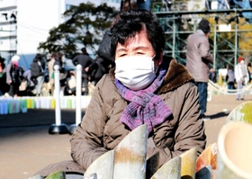 亡くなった長女純子さんに思いをはせながら竹灯籠を見つめる渋谷洋子さん＝１７日午前１１時１８分、神戸市中央区、東遊園地
