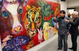 動物の迫力あるアクリル画を制作した石村嘉成さん（左）と父の和徳さん＝神戸市立中央区文化センター