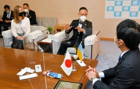 ウクライナの創造的復興に向け、支援策などを話し合う斎藤元彦知事（右）と神戸学院大の岡部芳彦教授（中央）、ナディヤ・ゴラル客員教授＝兵庫県庁