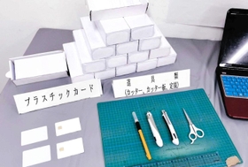 千葉県の製造拠点で見つかった偽造在留カードの材料や道具（兵庫県警提供）