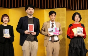 芥川賞に決まった井戸川射子さん（右端）＝１９日午後、東京都内