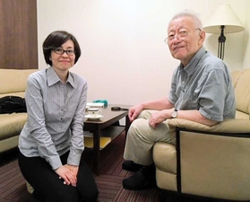 中井久夫さんと最相葉月さん＝２０１４年９月（提供）