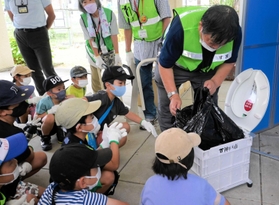 簡易トイレの組み立て方を学ぶ児童ら＝２０２２年８月、神戸市須磨区