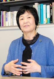 芥川賞を受けた井戸川射子氏を関西学院大社会学部のゼミで指導した藤井美和・人間福祉学部教授＝関西学院大