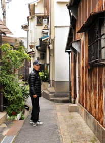 「著しく危険な密集市街地」に指定されている神戸市長田区の住宅街。民家同士が隙間なく軒を連ねる＝同区駒ケ林町