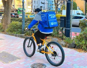 ハングリーパンダの配達員＝東京都内（同社提供）