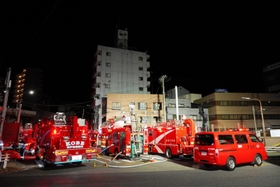 現場には計３１台の消防車両が駆け付けた＝２２日午前３時２０分、神戸市兵庫区湊町１
