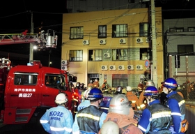 燃えた集合住宅。消防隊員や救急隊員ら１０１人が出動した＝２２日午前３時２２分、神戸市兵庫区湊町１