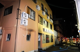 燃えた集合住宅。消防隊員や救急隊員ら１０１人が出動した＝２２日午前４時４６分、神戸市兵庫区湊町１