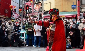 仮面が次々変わる「変臉（へんれん）」を披露する出演者＝２２日午前、神戸市中央区元町通１、南京町広場