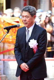 祭典の開幕の喜びを語る曹英生さん＝２２日午前、神戸市中央区元町通１