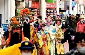 楊貴妃や項羽、虞美人など歴史上の武将や姫の装いで街を練り歩く中国史人游行＝２２日午前、神戸市中央区元町通１