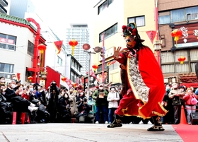 仮面が次々変わる「変臉（へんれん）」を披露する出演者＝２２日午前、神戸市中央区元町通１、南京町広場