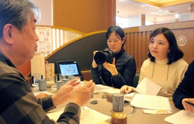 明石歩道橋事故の遺族、白井義道さん（左端）を取材する韓国の週刊誌「時事ＩＮ」の全慧願記者（右）ら＝１月３日、明石市樽屋町