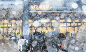 降りしきる雪の中を歩く人たち＝２４日午後４時４８分、姫路市駅前町